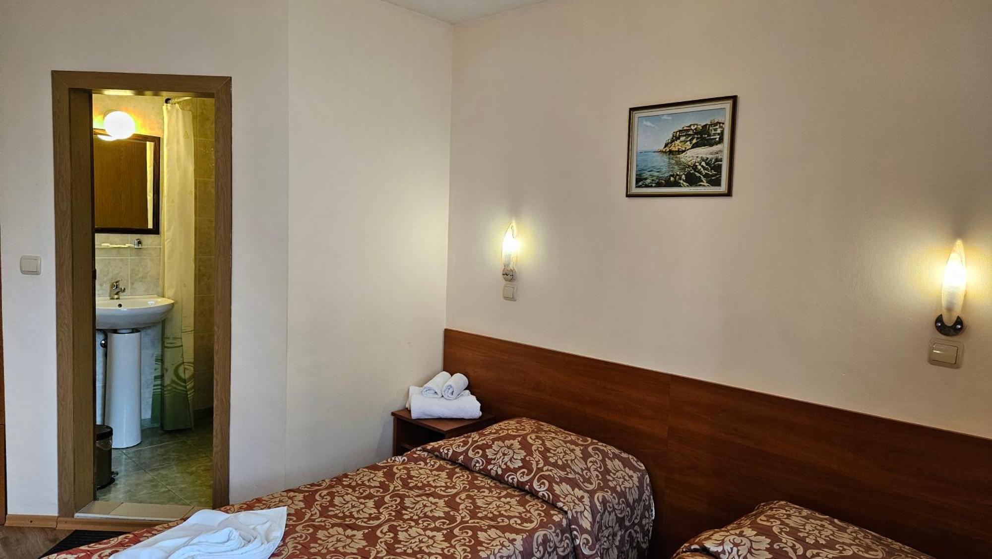 Caprice Family Hotel Varna Bagian luar foto