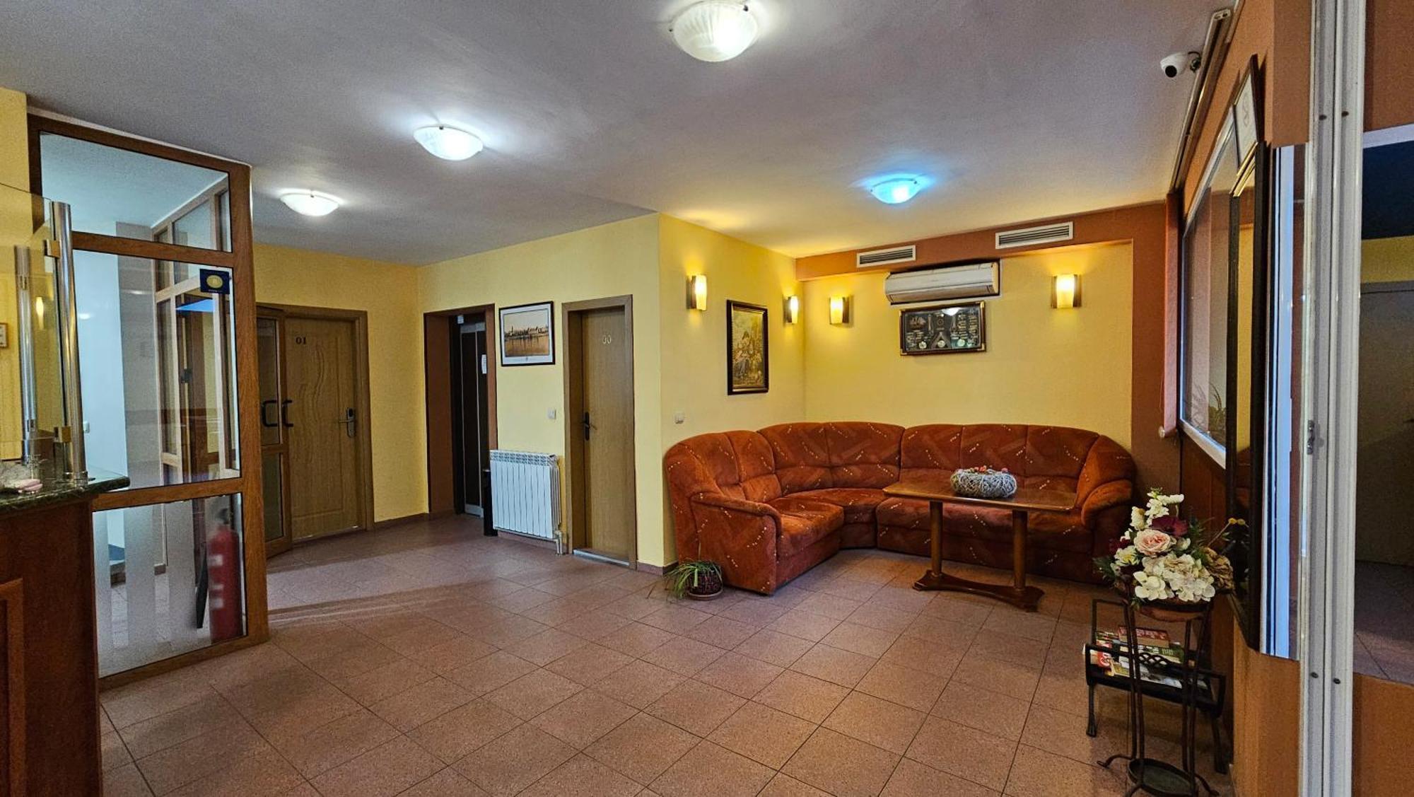 Caprice Family Hotel Varna Bagian luar foto
