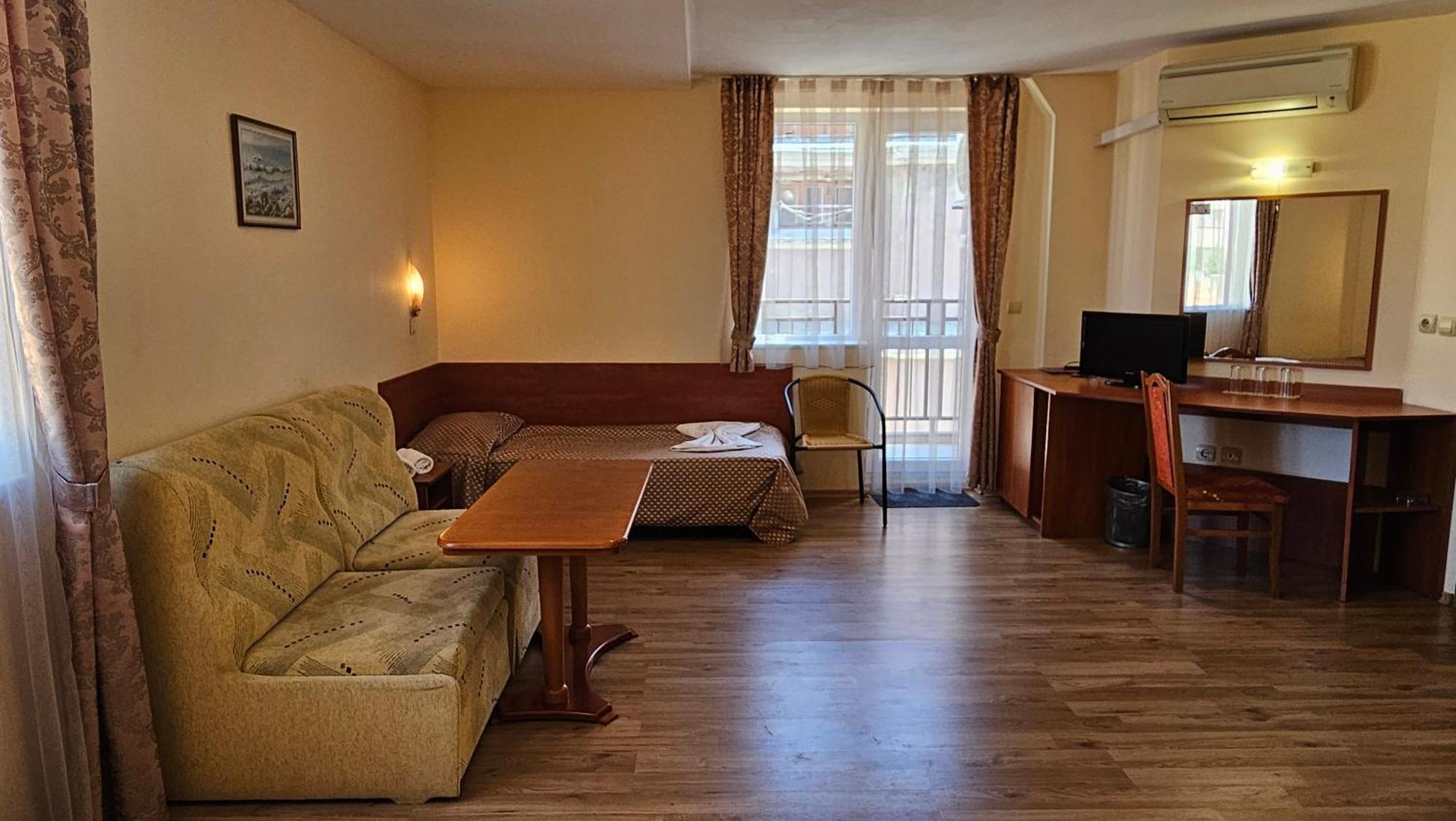 Caprice Family Hotel Varna Bagian luar foto