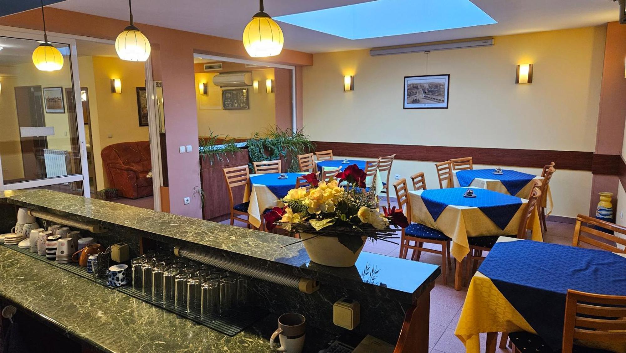 Caprice Family Hotel Varna Bagian luar foto