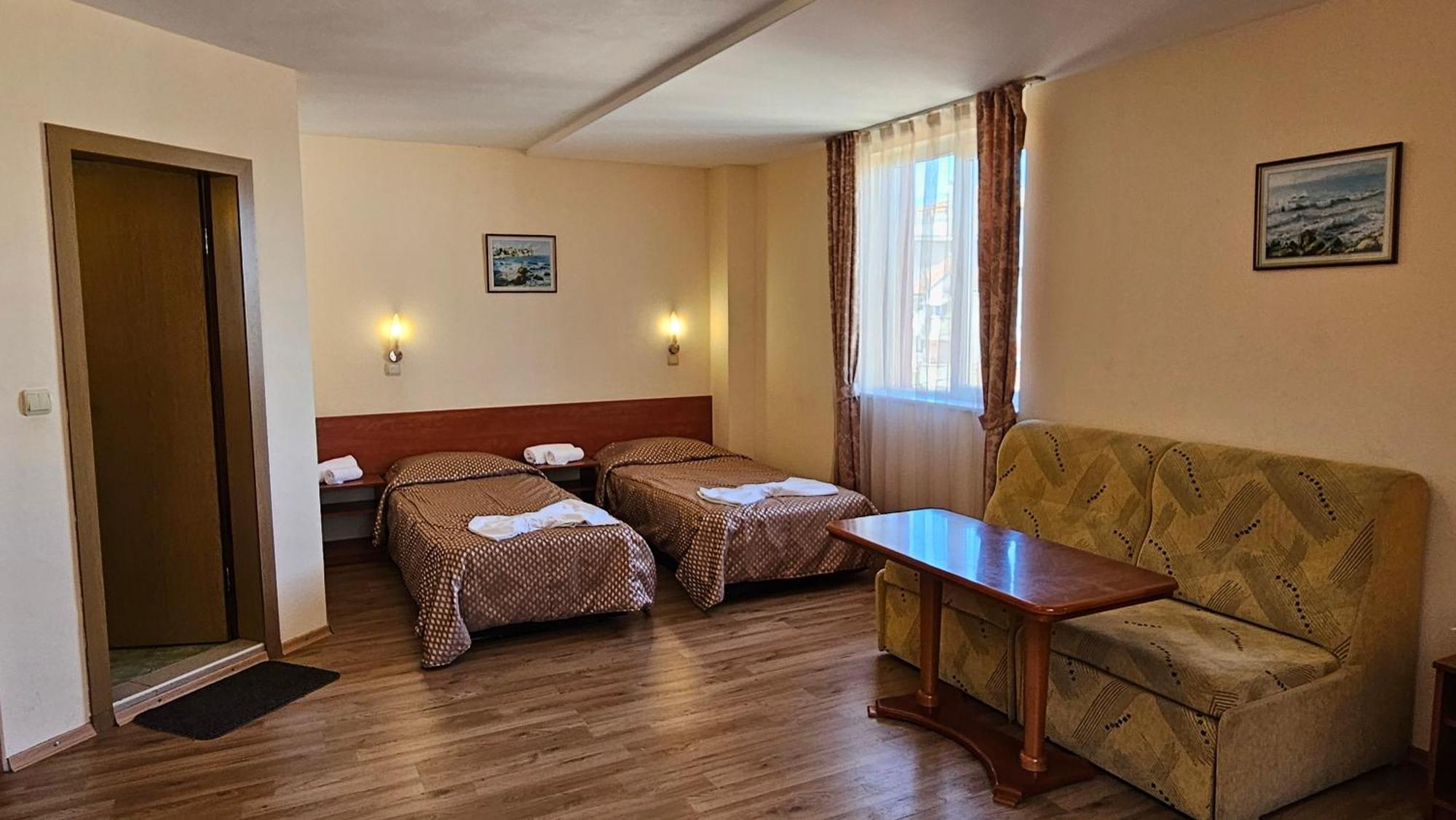 Caprice Family Hotel Varna Bagian luar foto