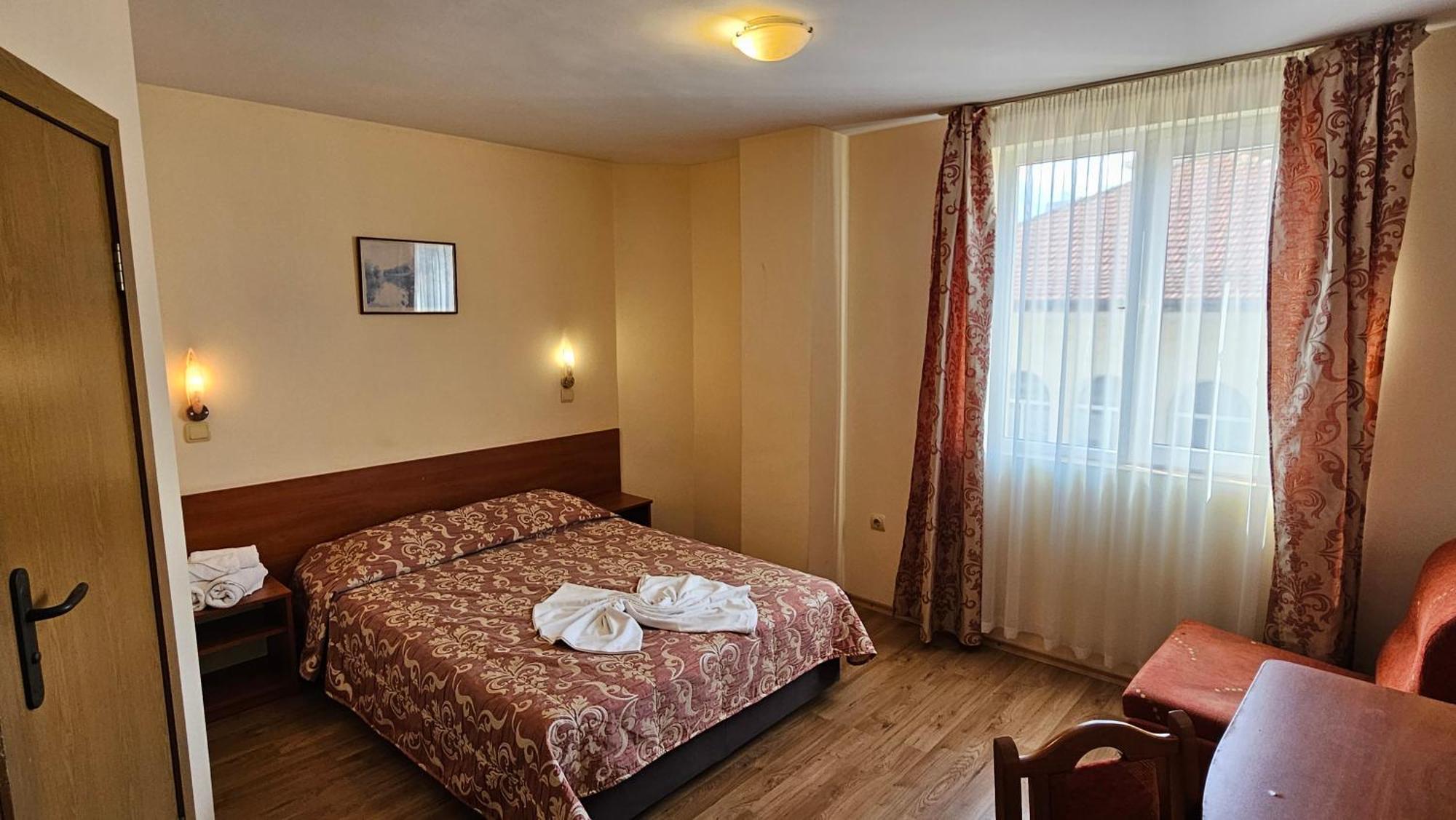 Caprice Family Hotel Varna Bagian luar foto