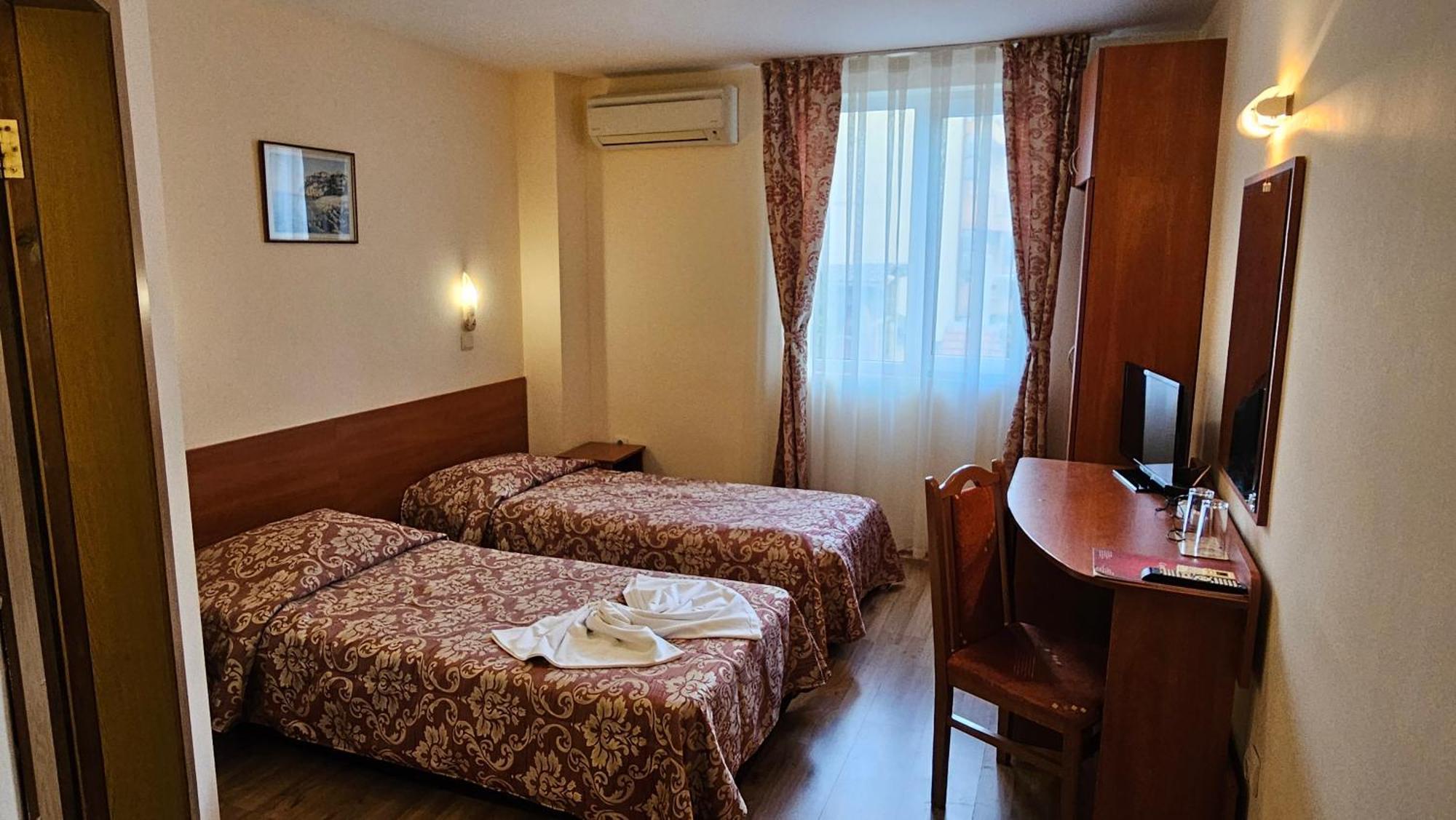 Caprice Family Hotel Varna Bagian luar foto