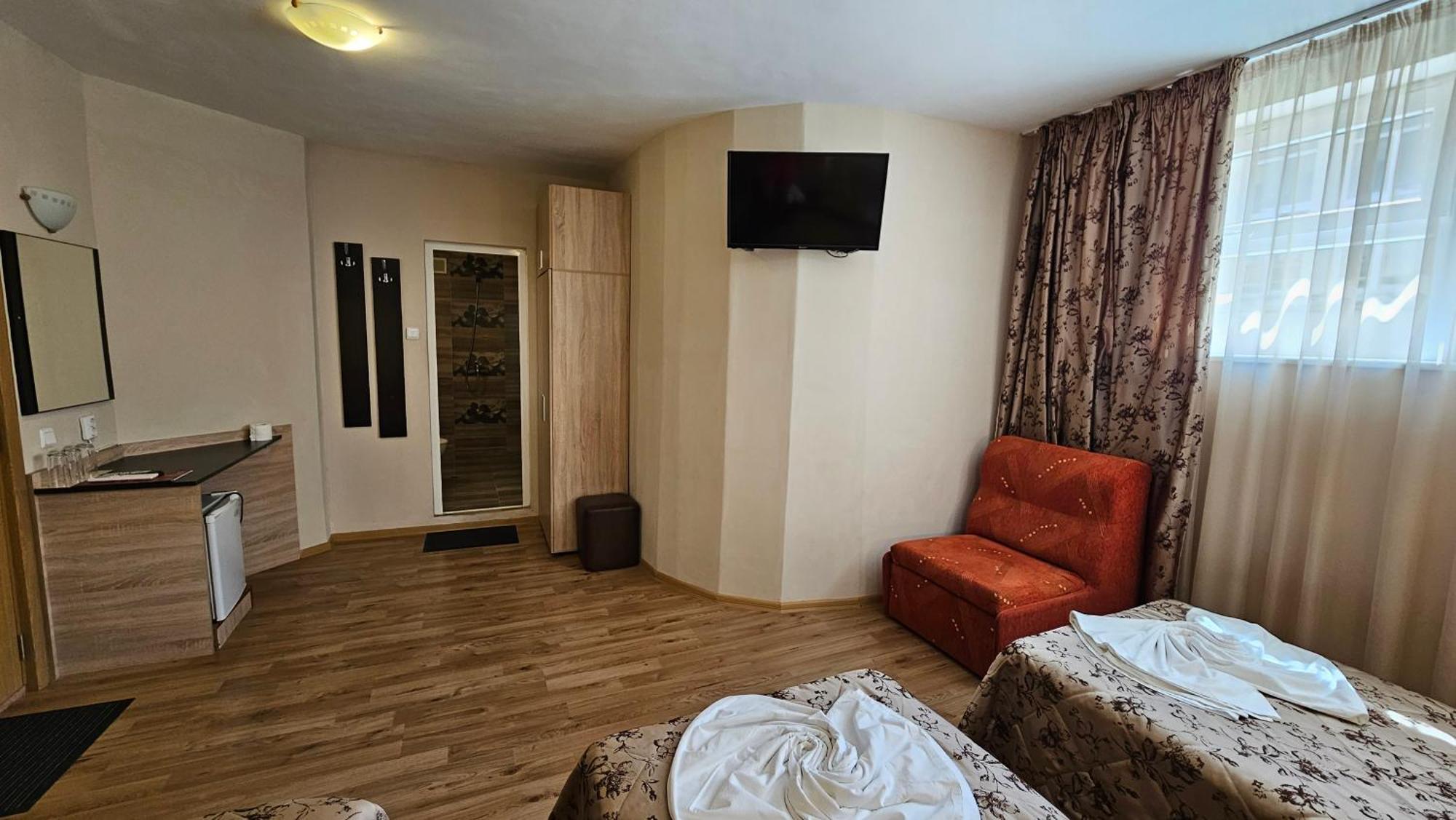 Caprice Family Hotel Varna Bagian luar foto