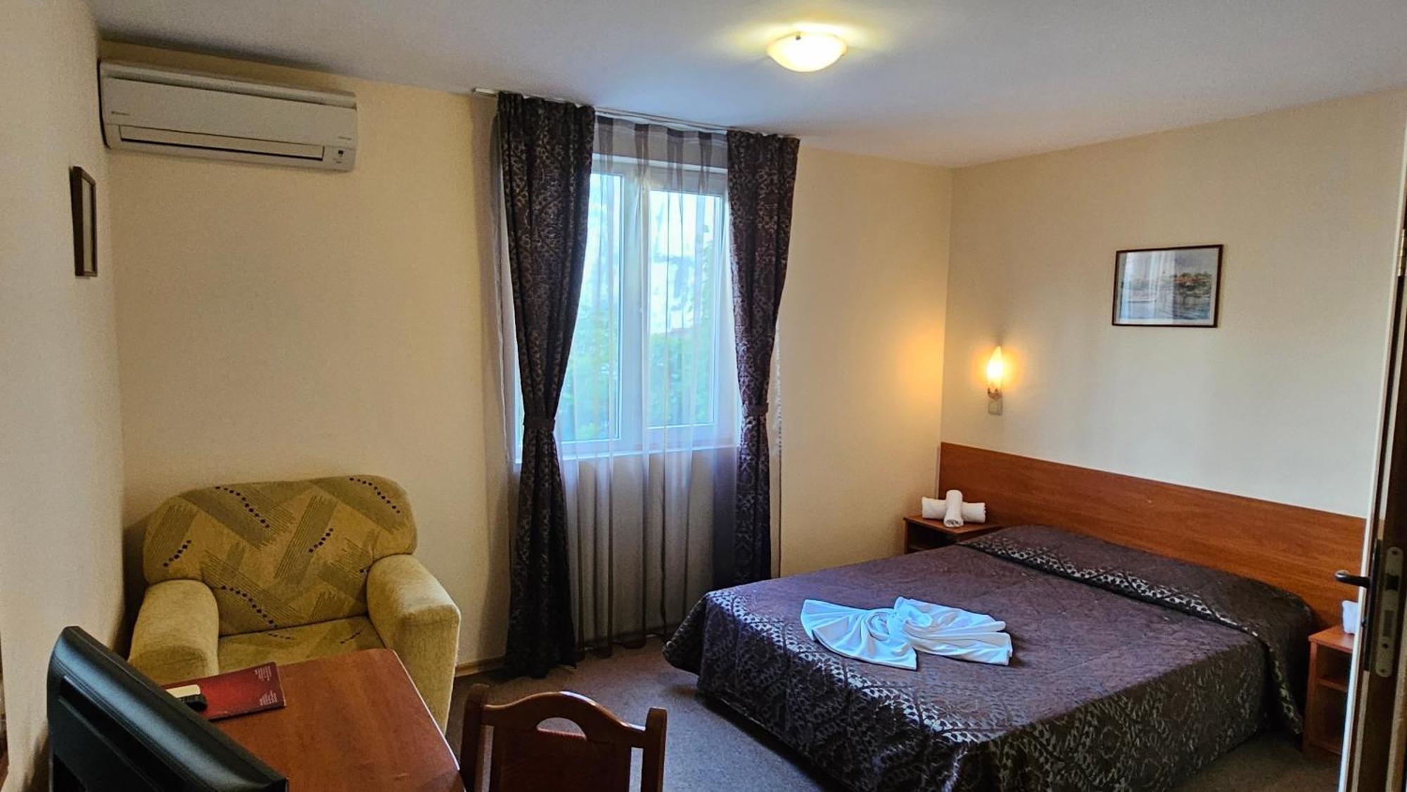 Caprice Family Hotel Varna Bagian luar foto