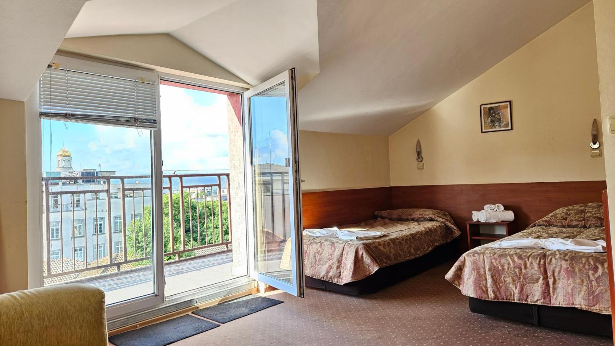 Caprice Family Hotel Varna Bagian luar foto